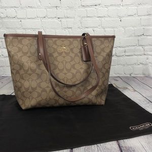 Brown leather monogram tote bag coach in pristine condition. Great everyday bag.